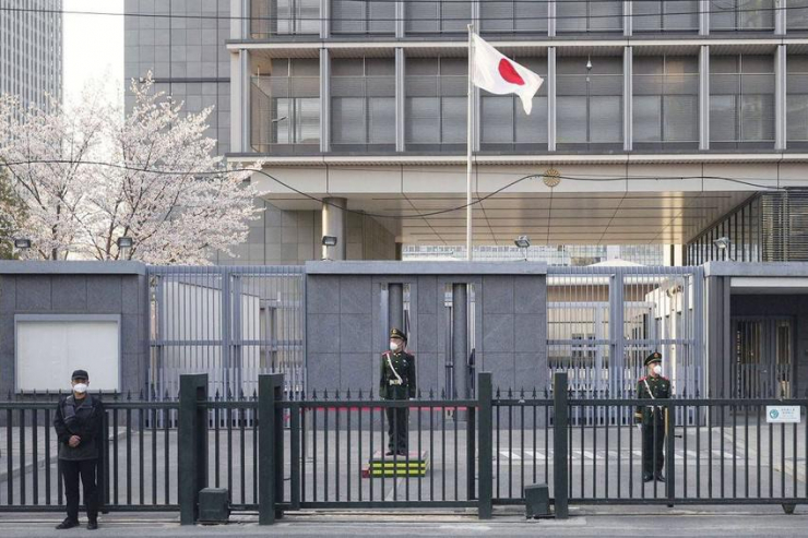 Bên ngoài Đại sứ quán Nhật tại Trung Quốc ở thủ đô Bắc Kinh ngày 27-3. Ảnh: AP