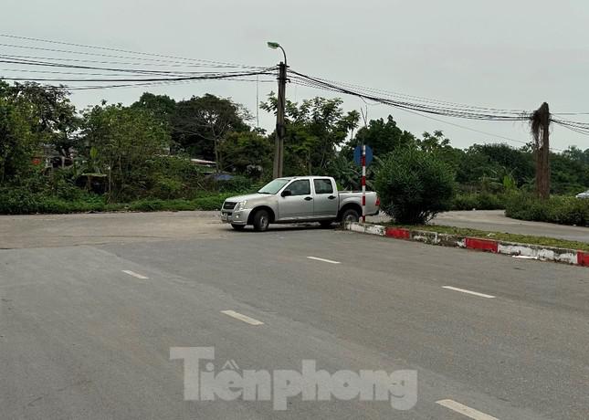 Hiện ô tô, xe máy theo hướng Phúc Lợi - Đức Giang đến cuối đường Mai Chí Thọ hầu hết phải quay lại để tìm đường khác.