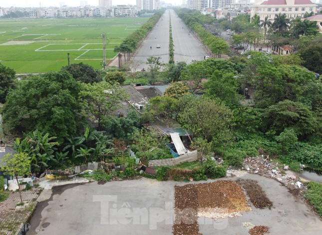 Tại phường Giang Biên, quận Long Biên cũng đang xuất hiện một tuyến đường mới làm được khoảng 200 mét, đường rộng khoảng 4 làn xe và vỉa hè hai bên, nhưng đoạn đường chưa kết nối với tuyến đường nào trong khu vực.