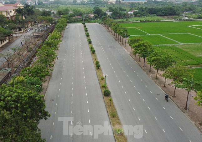 Theo ghi nhận của PV Tiền Phong, trên địa bàn hiện có một số con đường bị cụt đường kết nối có mặt cắt ngang rộng 5 đến 10 làn xe, kèm theo đó là hệ thống vỉa hè, dải phân cách cây xanh được triển khai đồng bộ.