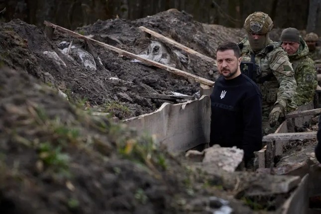 Ông Zelensky thăm lực lượng biên phòng ở Sumy gần biên giới Nga. Ảnh: Reuters