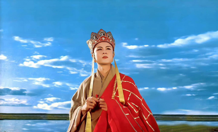 Trái ngược với điều được kể trong phim, việc đi lấy kinh của Đường Tăng ngoài đời thực không hề được vua Đường ủng hộ, thậm chí còn cấm đoán.
