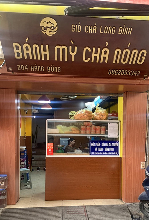 Cửa hàng Giò chả Long Đỉnh tại 204 Hàng Bông – Hà Nội