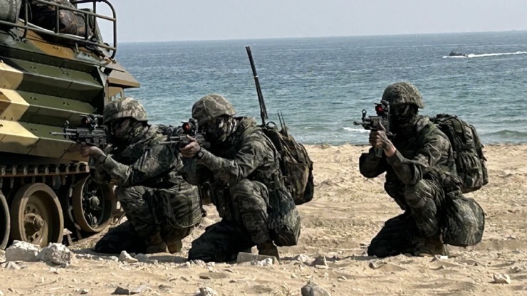 Lính thủy đánh bộ Mỹ và Hàn Quốc diễn tập đổ bộ bờ biển hôm 29/3.