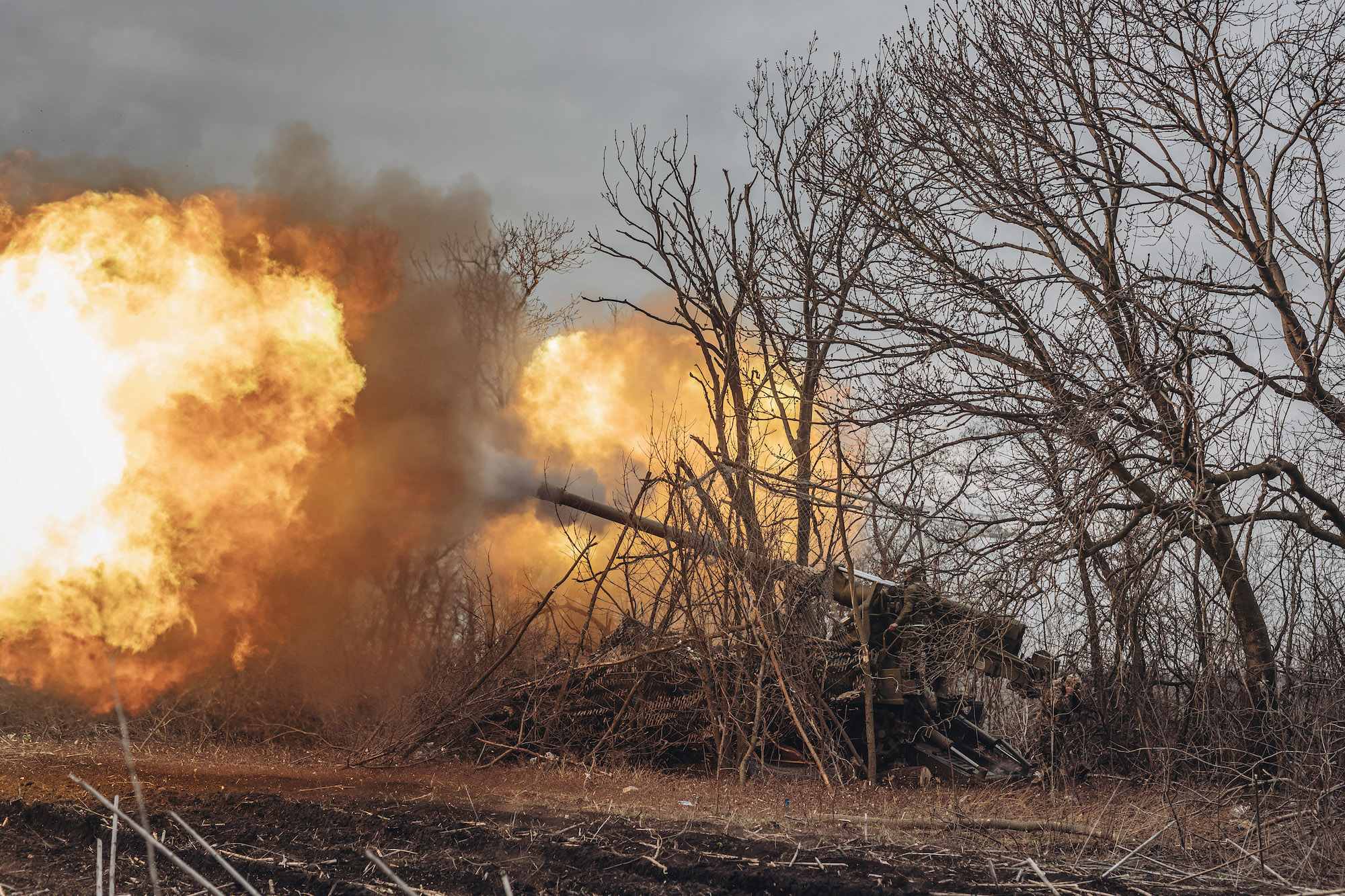 Pháo Ukraine nã đạn trên chiến trường (ảnh: CNN)