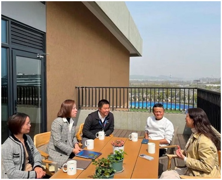 Ông Jack Ma thảo luận với ban lãnh đạo nhà trường.