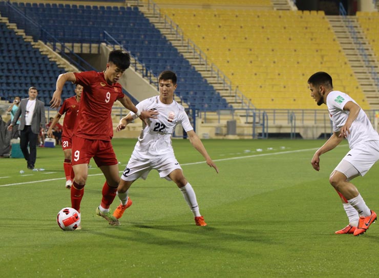 U23 Việt Nam (áo đỏ) chơi nỗ lực trước U23 Kyrgyzstan
