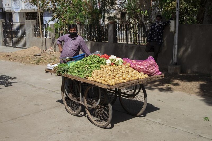 Năm 2016, hàng chục người bán thức ăn đường phố ở Kanpur cũng đã bị bắt quả tang khi che giấu khoản thu nhập 600 triệu Rupee Ấn Độ. 
