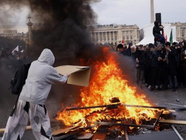 Tổng thống Macron dùng quyền đặc biệt để vượt qua Quốc hội Pháp, các nghị sĩ la ó