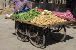 Bán hàng rong ”đổi đời”, kiếm hàng tỷ đồng, bí mật mua đất ”giấu tiền”