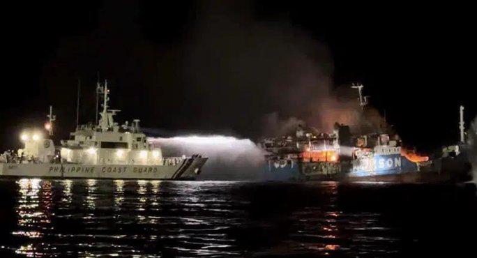 Ngọn lửa đỏ rực chiếc phà khi đang được tàu của Lục lượng Bảo vệ bờ biển của Philippines cứu hỏa - Ảnh: LỰC LƯỢNG BẢO VỆ BỜ BIỂN PHILIPPINES