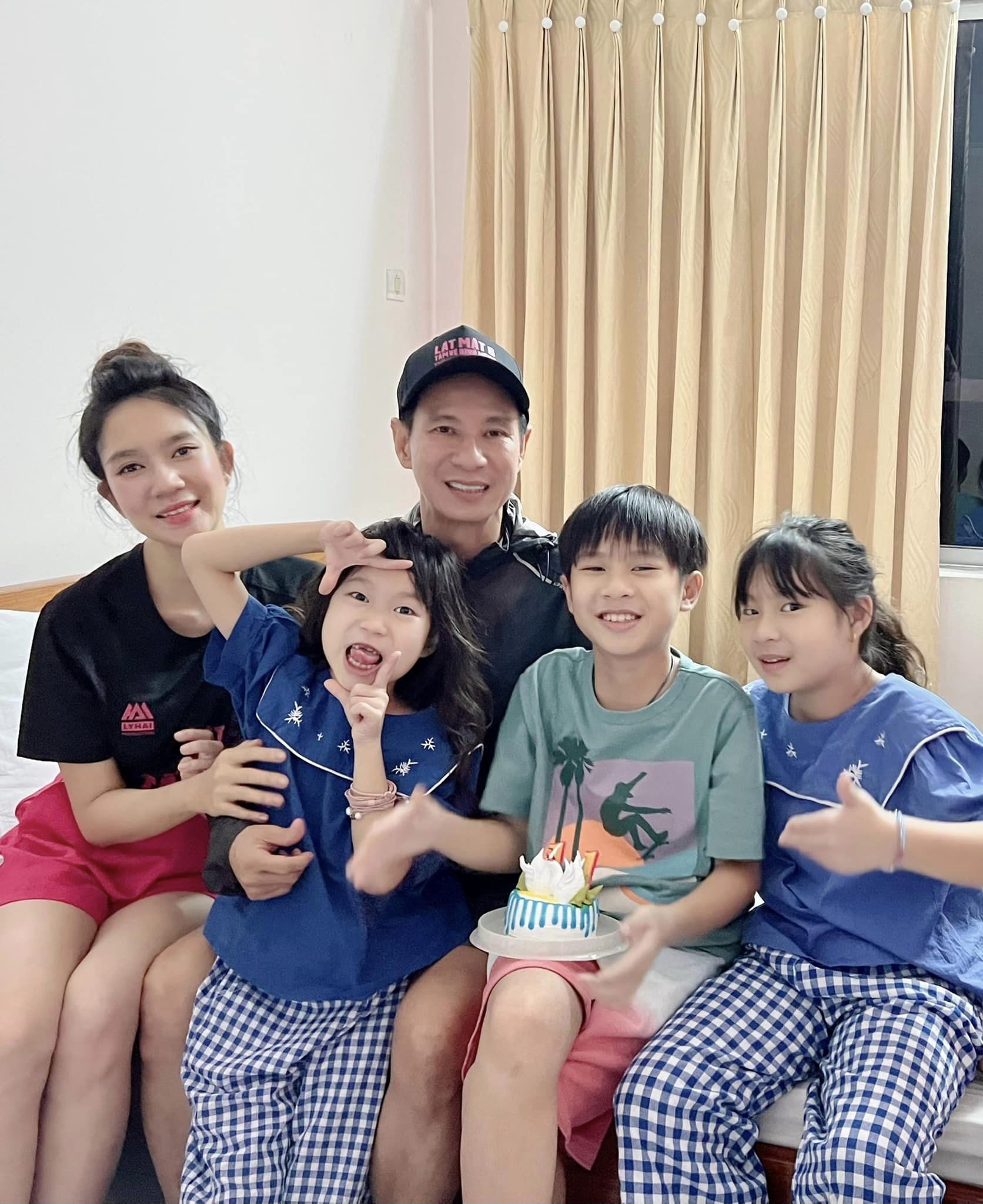 Lý Hải bên vợ Minh Hà và các con