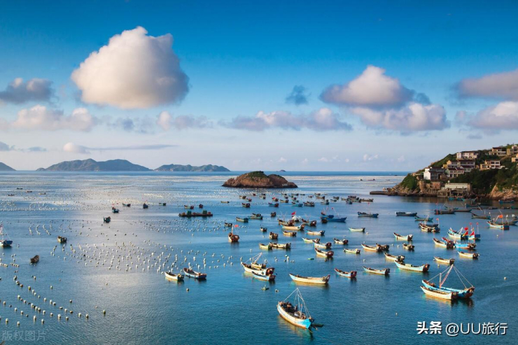 Trên đảo Gouqi có một làng chài rất hoang sơ, khung cảnh trời xanh nắng vàng, mọi thứ giống như bị thời gian bỏ quên. Những từ đẹp nhất mà bạn có thể nghĩ ra có thể được dùng để mô tả đảo Gouqi.&nbsp;Khi mặt trời lặn và những chiếc thuyền đánh cá trở về muộn, những gì bạn nhìn thấy trước mắt là một bức tranh tuyệt đẹp về một làng chài ven biển.
