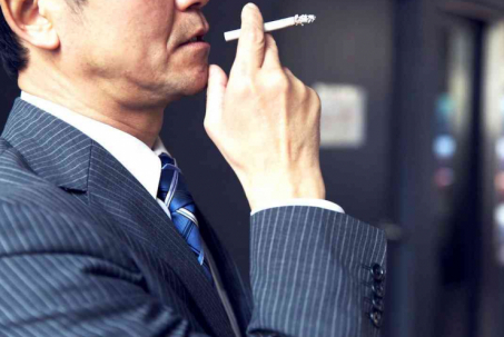 Giám đốc bị công ty phạt 250 triệu vì trốn việc đi hút thuốc lá