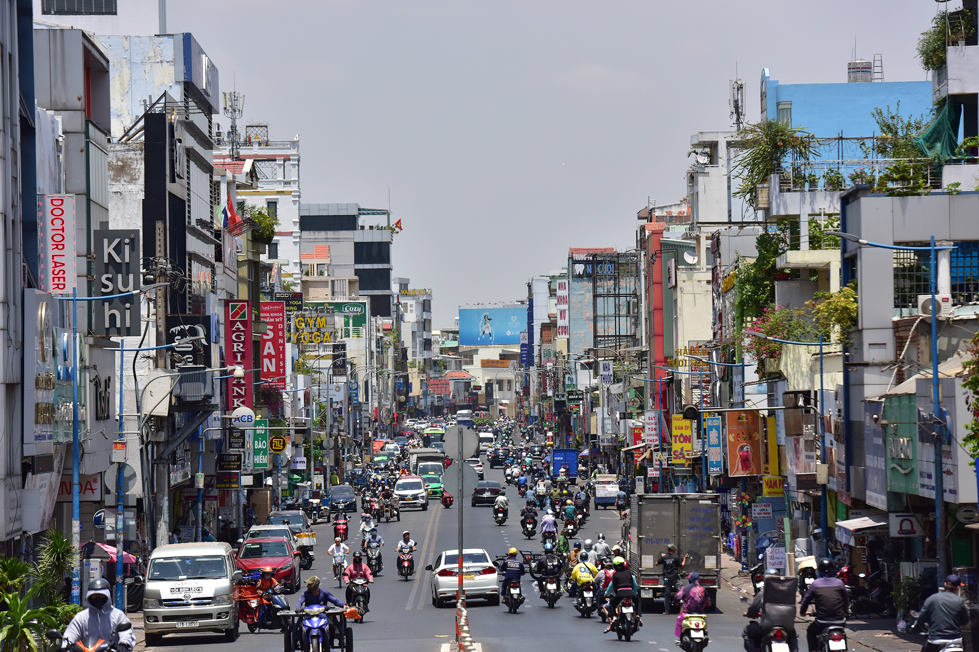 Từ cầu Kiệu, đường Phan Đình Phùng tiếp nối kéo dài tới Ngã tư Phú Nhuận, quận Phú Nhuận sau khi được mở rộng, cho xe chạy hai chiều với mật độ giao thông rất lớn nhưng hai bên vỉa hè không hề có một cây xanh.
