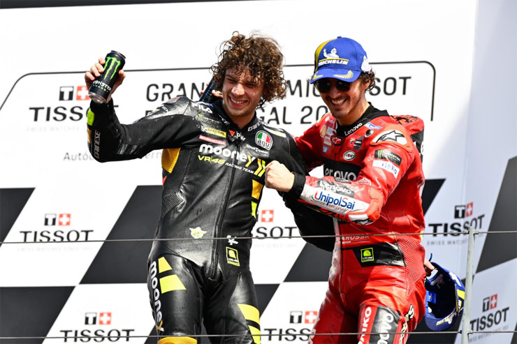 Bộ đôi người Italia – Bagnaia và Bezzecchi ăn mừng trên podium