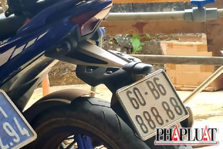 Ngay tại trụ sở công an xã Sông Nhạn bất ngờ xuất hiện một chiếc xe máy hiệu Yamaha Exciter 150 trùng biển số 'siêu đẹp' 60B6-888.88. Ảnh: VH.