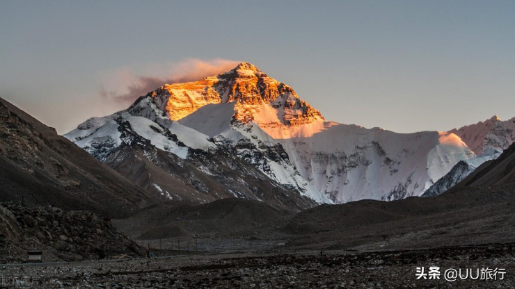 Đỉnh Everest chạy ngang qua Trung Quốc là một địa điểm được nhiều tín đồ yêu thích leo núi muốn chinh phục. Nhìn bầu trời đêm ở đây và dải Ngân hà ở cự ly gần là điều thực sự tuyệt vời.
