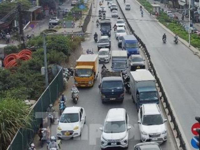 Rào chắn phục vụ thi công đường Âu Cơ - Nhật Tân, cấm nhiều loại xe trong giờ cao điểm