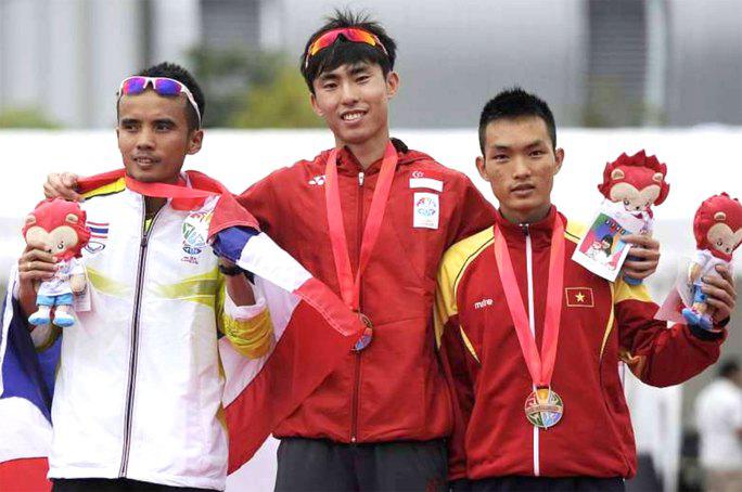 Soh Rui Yong (giữa) và Hoàng Nguyên Thanh (phải) tại SEA Games 2015 (Ảnh: SCMP)