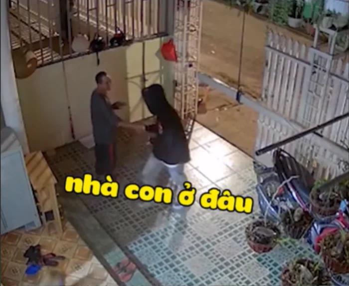 Nam thanh niên bước vào nhà hàng xóm và hỏi nhà mình ở đâu. Ảnh cắt ra từ Clip