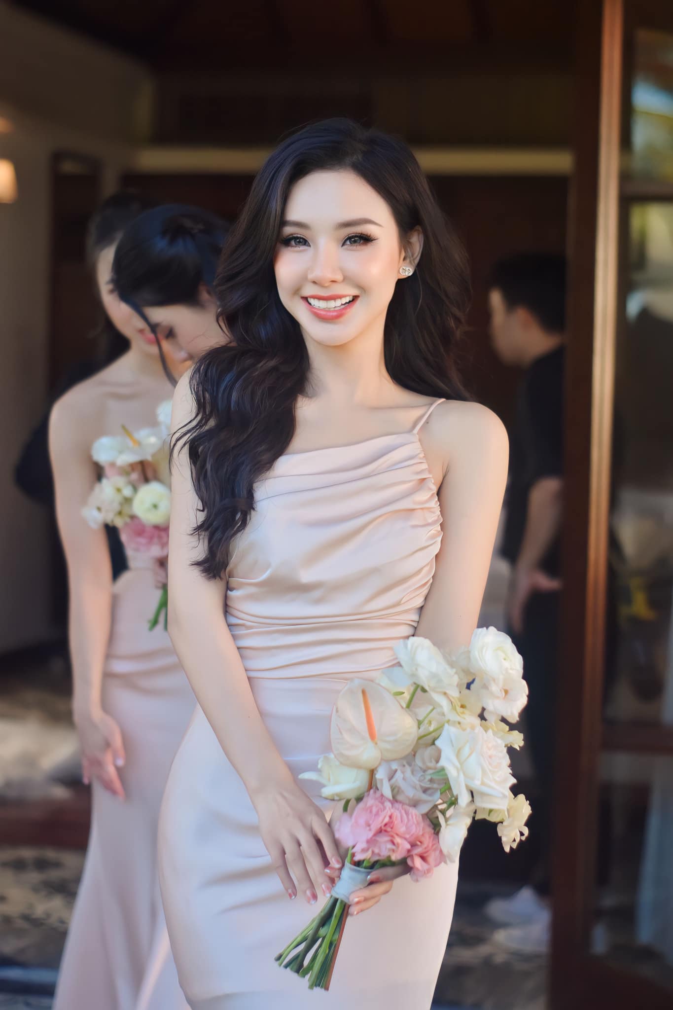 Cô phù dâu xinh đẹp, đường cong như tranh vẽ hóa ra là người quen showbiz - 3