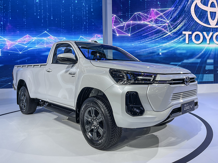 Cận cảnh xe bán tải điện đầu tiên của Toyota tại BIMS 2023 - 2