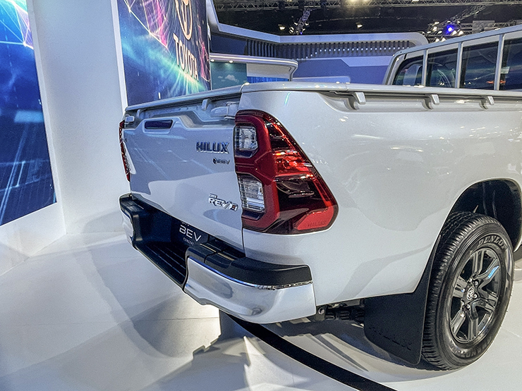 Cận cảnh xe bán tải điện đầu tiên của Toyota tại BIMS 2023 - 4