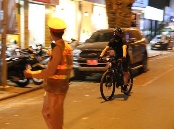 Hà Nội: Kiểm soát nồng độ cồn đối với người đi xe đạp - 1