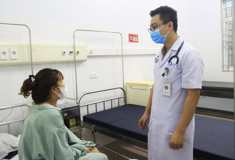 Bác sĩ CKI Trần Quốc Tuấn – Phó Trưởng Khoa Bệnh Nhiệt Đới, Bệnh viện Bãi Cháy thăm khám cho bệnh nhân nhiễm sán dây bò.