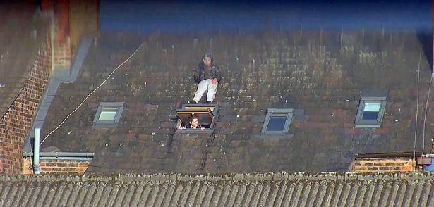 Nghi phạm khéo léo trèo lên mái nhà để trốn cảnh sát (ảnh: Mirror)