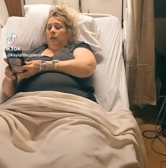 Kayla đã lên TikTok để chia sẻ một video về mẹ của cô ấy, người đã quyết định thụ tinh ống nghiệm ở tuổi 51