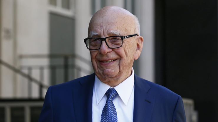 Ông là người nhanh nhạy với truyền thông, tham gia sản xuất một tờ báo. Murdoch ưu tiên chuyện giật gân và scandal nhờ vậy mà kinh doanh phát triển. 

