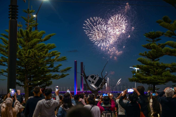 Melbourne khiến người người dân và du khách phấn khích với màn pháo hoa hình trái tim. Ảnh: The Sydney Morning Herald