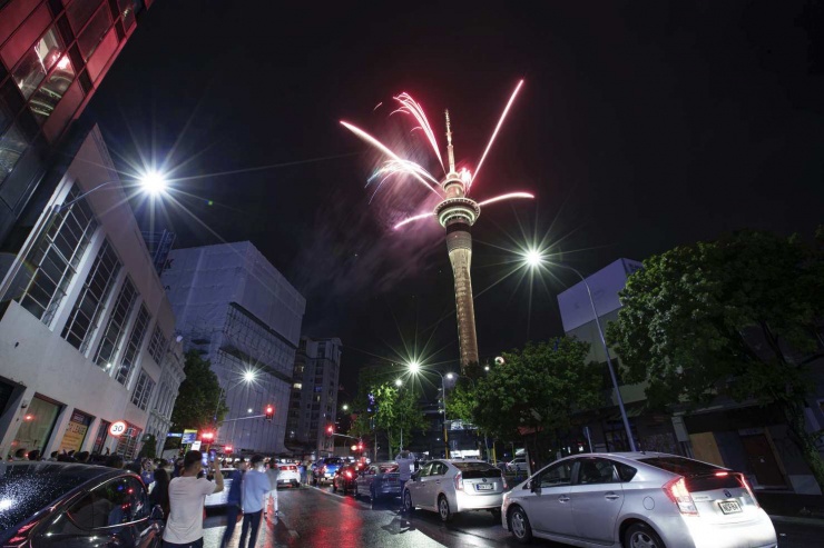 Pháo hoa nổ từ tháp Sky Tower ở TP Auckland, New Zealand. Ảnh: AP