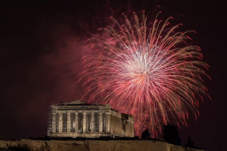 Pháo hoa rực rỡ trên ngôi đền cổ Parthenon ở thủ đô Athens (Hy Lạp). Ảnh: REUTERS