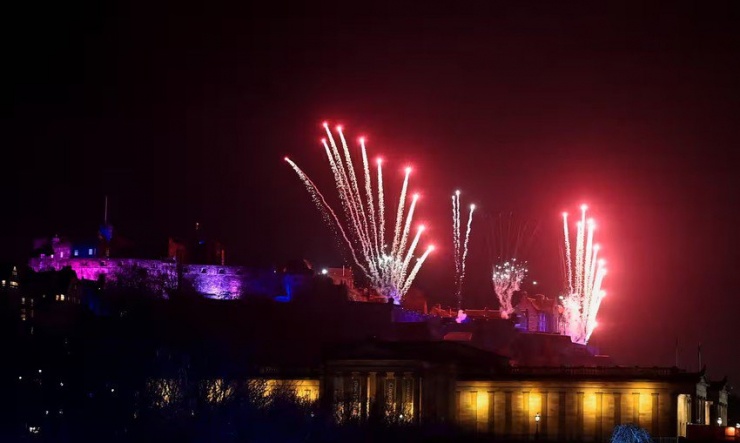 Trình diễn pháo hoa đón chào năm mới ở thủ đô Edinburgh (Scotland). Ảnh: REUTERS