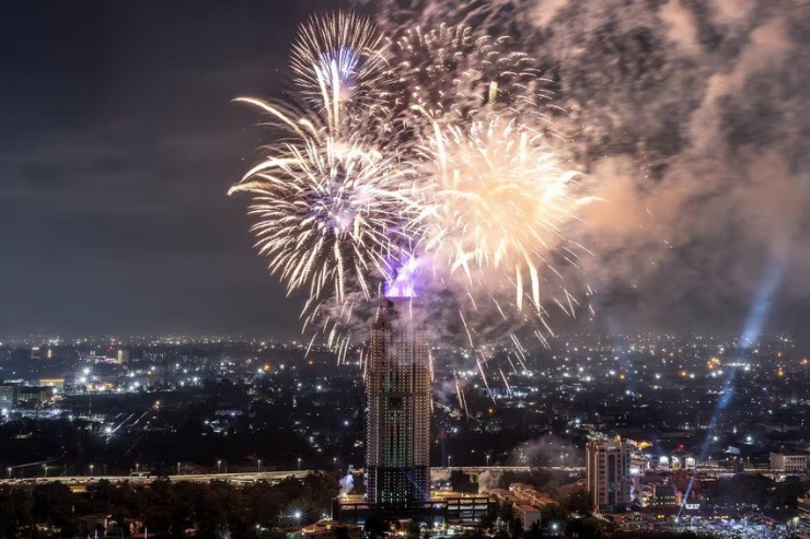 Pháo hoa nổ rực rỡ trên bầu trời TP Nairobi (Kenya) trong đêm giao thừa 2024. Ảnh: AFP