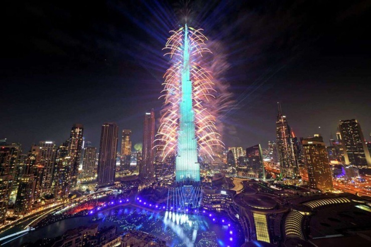 Pháo hoa tại tòa nhà Burj Khalifa ở Dubai (Các Tiểu vương quốc Ả Rập Thống nhất - UAE) ngày 1-1. Ảnh: AP