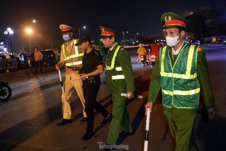 Ngoài ra, còn có tài xế khi thấy tổ công tác đã bỏ lại phương tiện rời khỏi hiện trường.