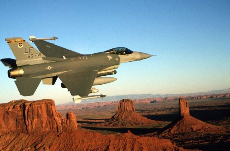 Tiêm kích F-16C từ căn cứ không quân Luke ở bang Arizona bay qua thung lũng Monument. Ảnh: USAF/Getty Images