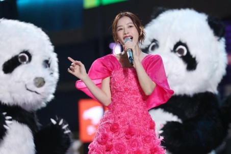 Khán giả khen ngợi màn hát mừng năm mới của Chi Pu cùng Huỳnh Hiểu Minh