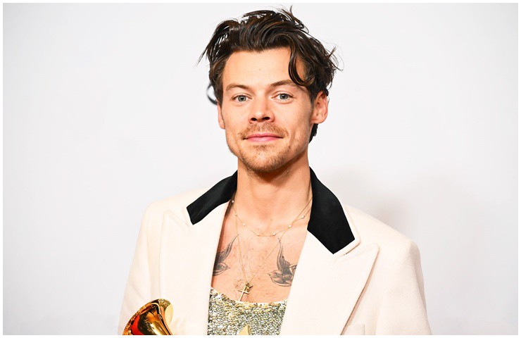 Harry Styles (29 tuổi) là một ca sĩ, nhạc sĩ, diễn viên nổi tiếng người Anh.
