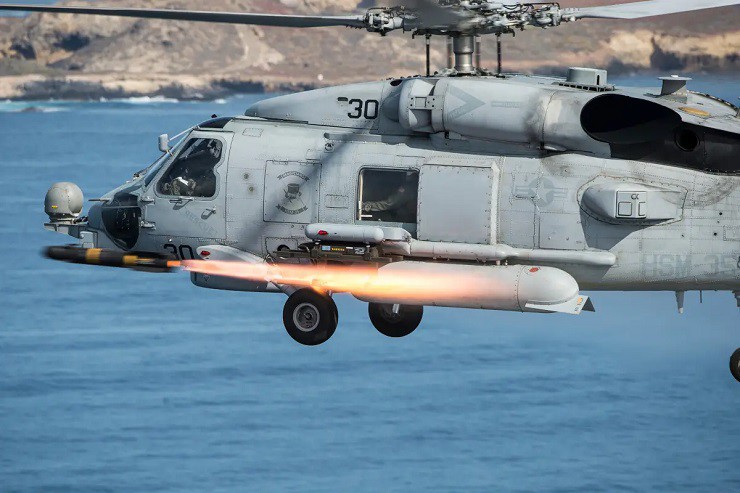 Trực thăng MH-60 của hải quân Mỹ phóng tên lửa Hellfire trong một cuộc diễn tập.