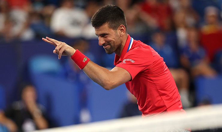 Djokovic phản ứng hài hước sau khi bị đối thủ đánh ngã trên sân