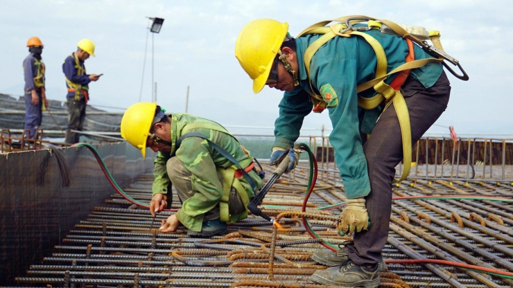 Quá trình thi công, trang thiết bị bảo hộ, an toàn lao động cho công nhân và an toàn thi công trên công trường được các đơn vị nhà thầu tuân thủ nghiêm ngặt.