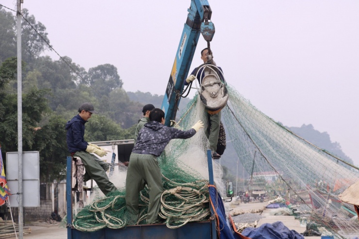 Sau những chuyến tàu dài ngày, lưới sẽ được ngư dân vệ sinh sạch sẽ, thu về nhà và vá lại những phần bị rách, chuẩn bị cho chuyến ra khơi sau.