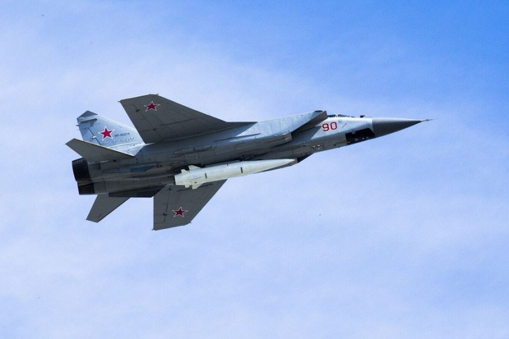 Tiêm kích MiG-31 của Nga mang tên lửa Kinzhal năm 2018. Ảnh: Alexander Zemlianichenko/AP