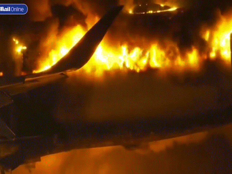 Nhật Bản: Máy bay chở 379 người bốc cháy