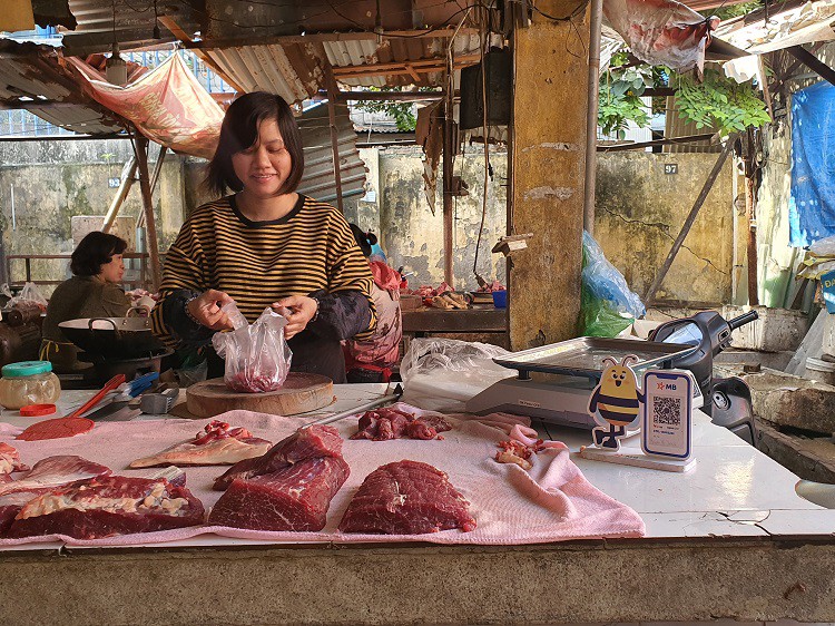 Để thuận tiện trong việc mua bán, từ chị bán thịt đến cô bán cá đều ưu tiên chuyển khoản thanh toán.